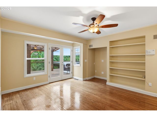 6164 Sw CAPITOL Hwy, Portland, OR 97239