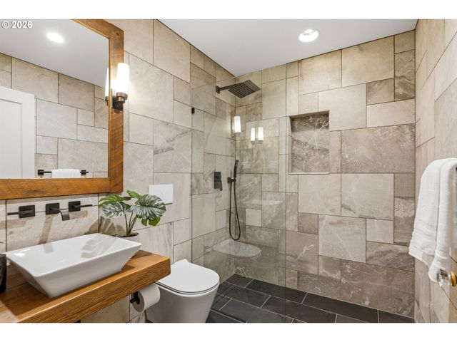 6164 Sw CAPITOL Hwy, Portland, OR 97239