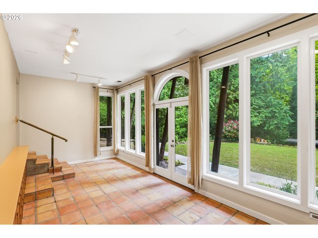 6164 Sw CAPITOL Hwy, Portland, OR 97239