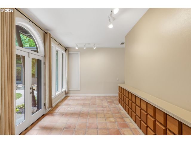 6164 Sw CAPITOL Hwy, Portland, OR 97239