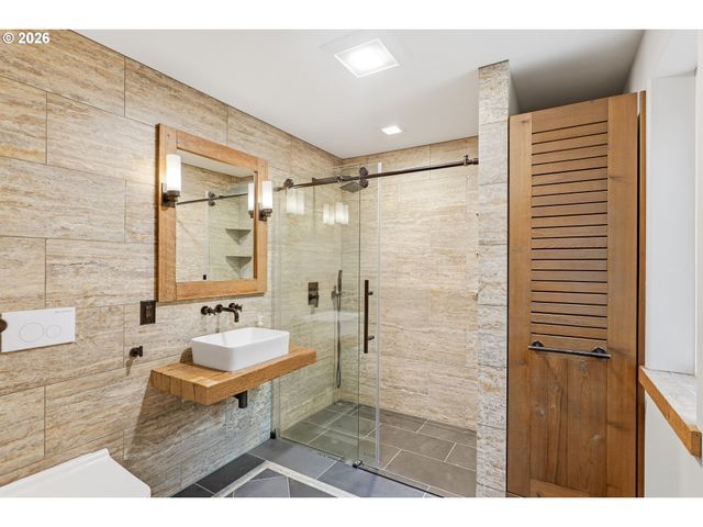 6164 Sw CAPITOL Hwy, Portland, OR 97239