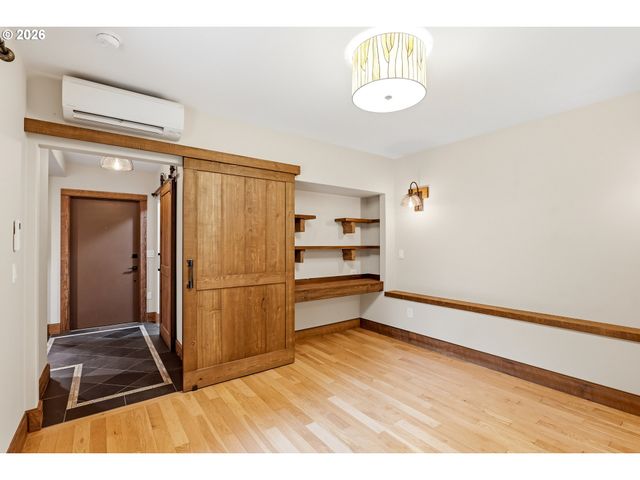 6164 Sw CAPITOL Hwy, Portland, OR 97239