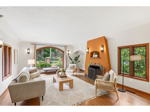 6164 Sw CAPITOL Hwy, Portland, OR 97239