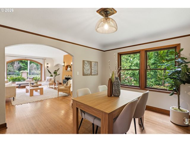 6164 Sw CAPITOL Hwy, Portland, OR 97239