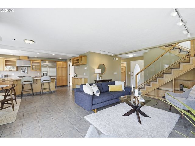 609 N TOMAHAWK ISLAND Dr, Portland, OR 97217