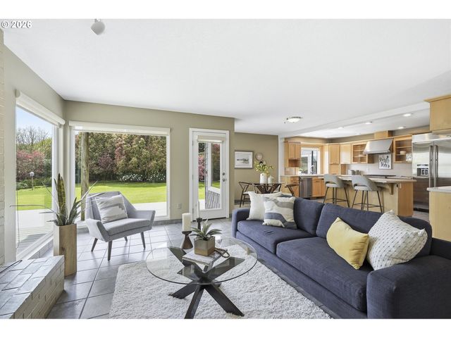 609 N TOMAHAWK ISLAND Dr, Portland, OR 97217