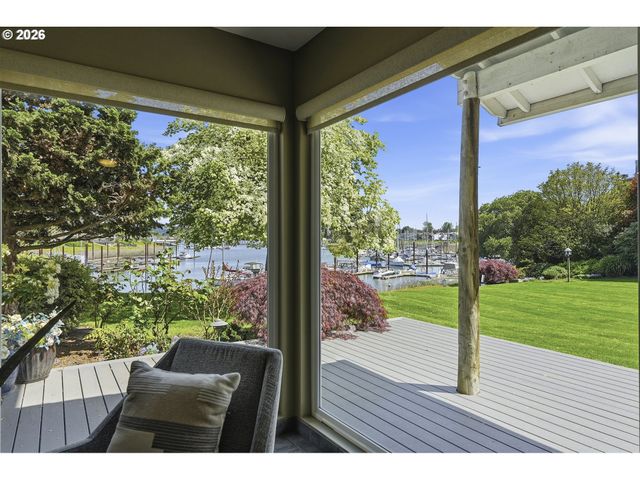 609 N TOMAHAWK ISLAND Dr, Portland, OR 97217