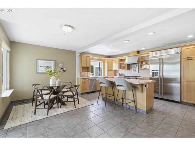 609 N TOMAHAWK ISLAND Dr, Portland, OR 97217