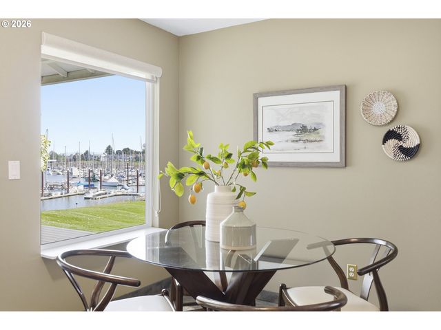 609 N TOMAHAWK ISLAND Dr, Portland, OR 97217