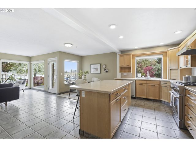 609 N TOMAHAWK ISLAND Dr, Portland, OR 97217