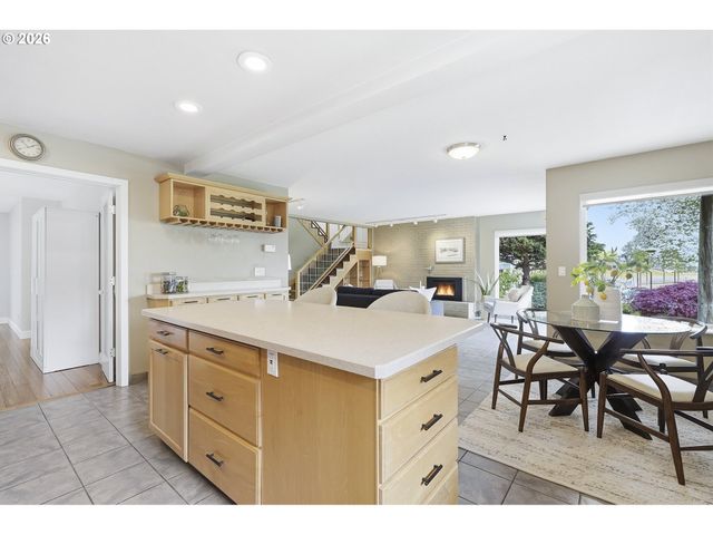 609 N TOMAHAWK ISLAND Dr, Portland, OR 97217