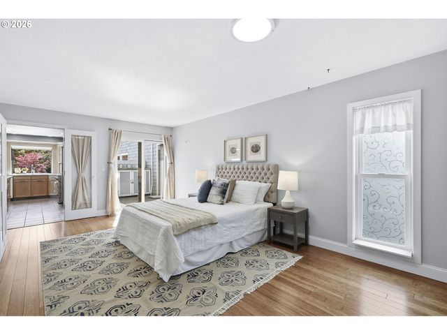 609 N TOMAHAWK ISLAND Dr, Portland, OR 97217