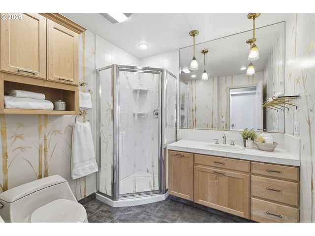 609 N TOMAHAWK ISLAND Dr, Portland, OR 97217