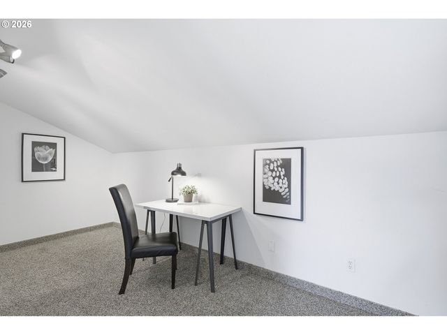 609 N TOMAHAWK ISLAND Dr, Portland, OR 97217