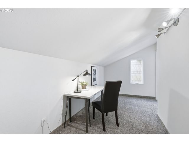 609 N TOMAHAWK ISLAND Dr, Portland, OR 97217