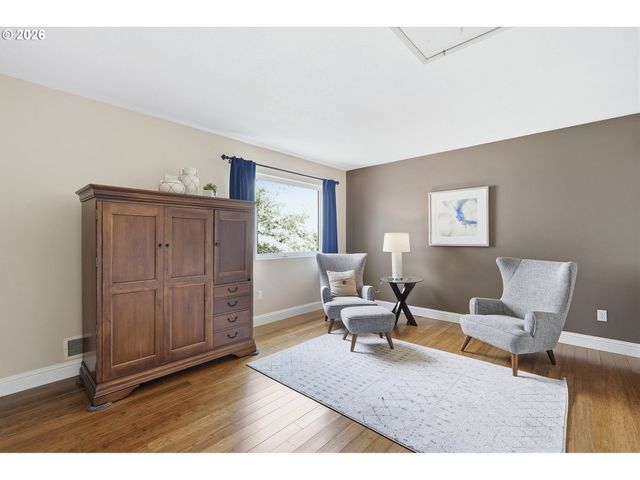 609 N TOMAHAWK ISLAND Dr, Portland, OR 97217