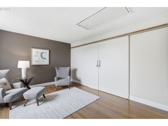 609 N TOMAHAWK ISLAND Dr, Portland, OR 97217