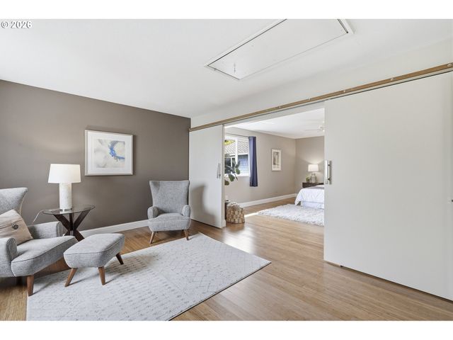 609 N TOMAHAWK ISLAND Dr, Portland, OR 97217