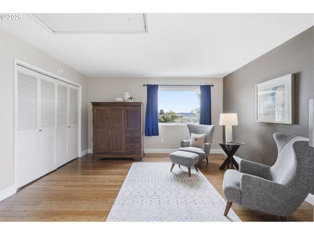 609 N TOMAHAWK ISLAND Dr, Portland, OR 97217