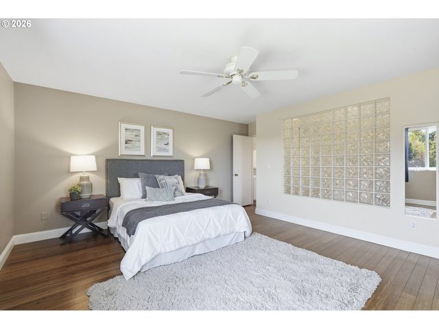 609 N TOMAHAWK ISLAND Dr, Portland, OR 97217