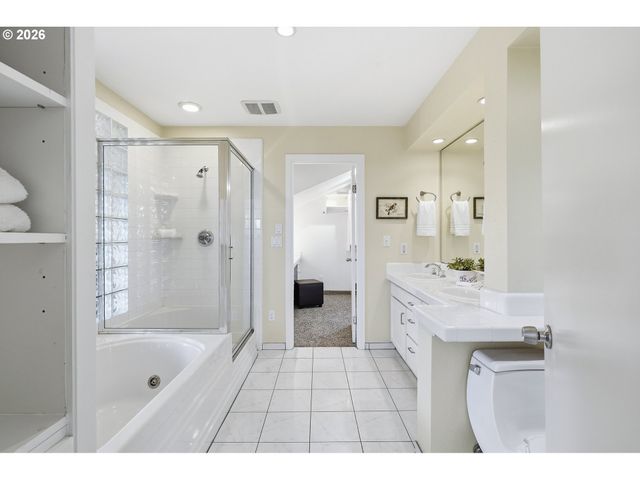 609 N TOMAHAWK ISLAND Dr, Portland, OR 97217