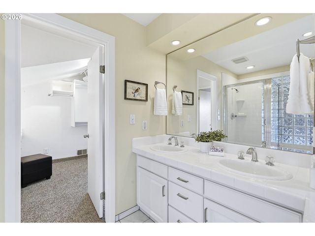 609 N TOMAHAWK ISLAND Dr, Portland, OR 97217