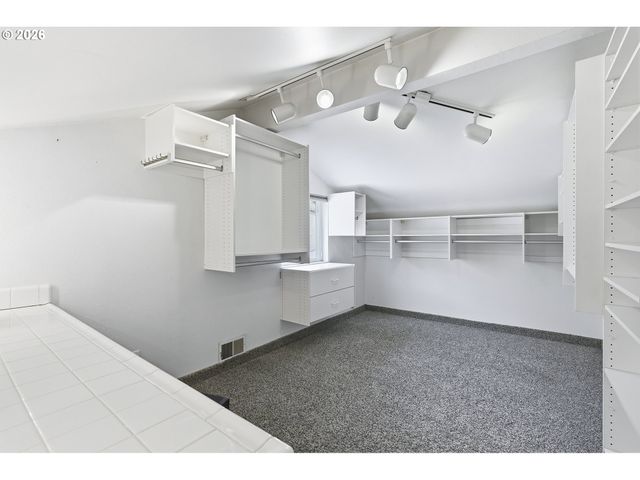 609 N TOMAHAWK ISLAND Dr, Portland, OR 97217