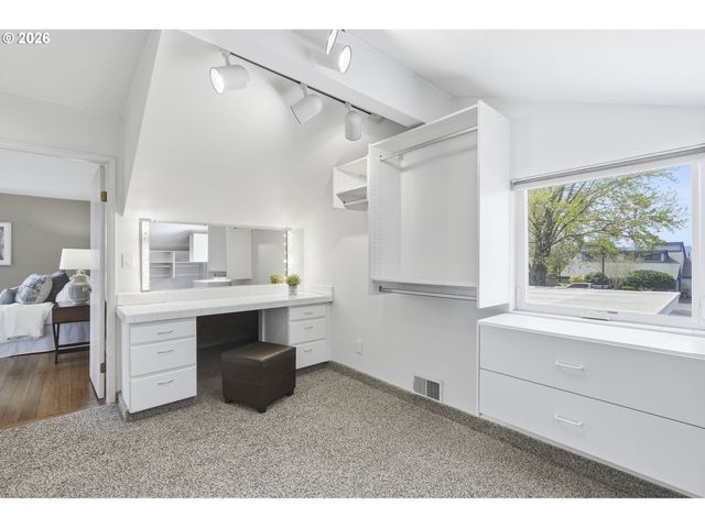 609 N TOMAHAWK ISLAND Dr, Portland, OR 97217