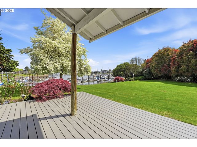 609 N TOMAHAWK ISLAND Dr, Portland, OR 97217