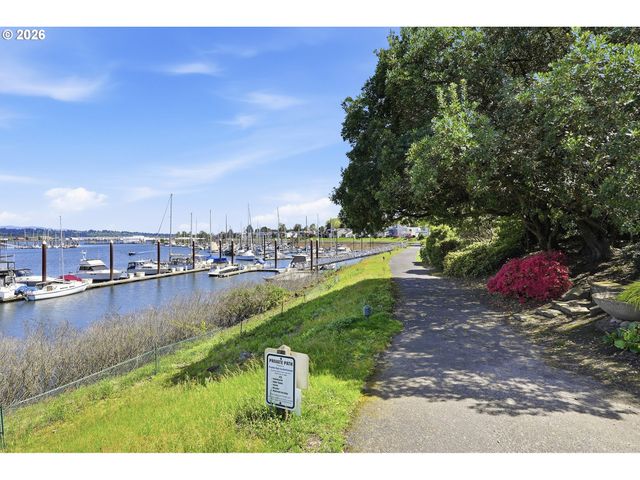 609 N TOMAHAWK ISLAND Dr, Portland, OR 97217