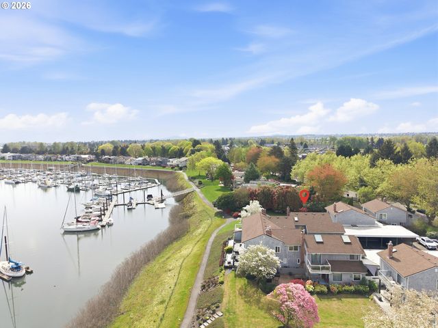 609 N TOMAHAWK ISLAND Dr, Portland, OR 97217