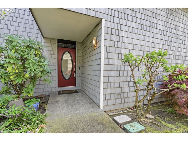 609 N TOMAHAWK ISLAND Dr, Portland, OR 97217