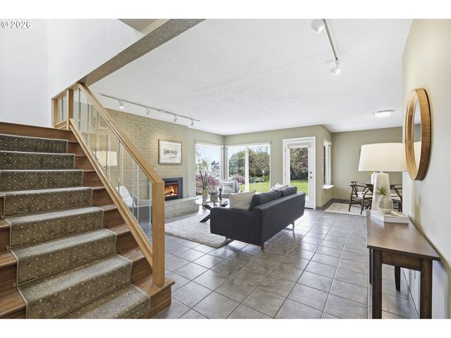 609 N TOMAHAWK ISLAND Dr, Portland, OR 97217