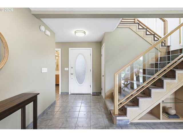 609 N TOMAHAWK ISLAND Dr, Portland, OR 97217