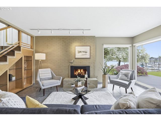 609 N TOMAHAWK ISLAND Dr, Portland, OR 97217