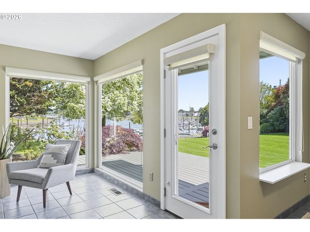 609 N TOMAHAWK ISLAND Dr, Portland, OR 97217