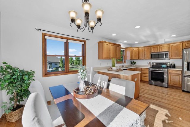 211 N Heatherstone Drive, Sun Prairie, WI 53590