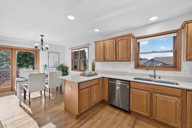 211 N Heatherstone Drive, Sun Prairie, WI 53590