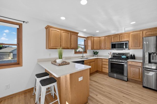 211 N Heatherstone Drive, Sun Prairie, WI 53590