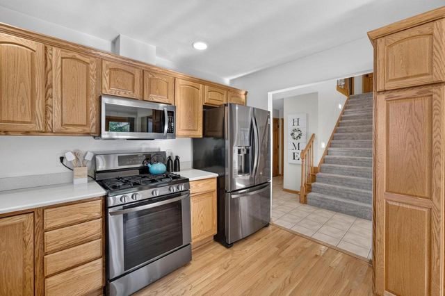 211 N Heatherstone Drive, Sun Prairie, WI 53590