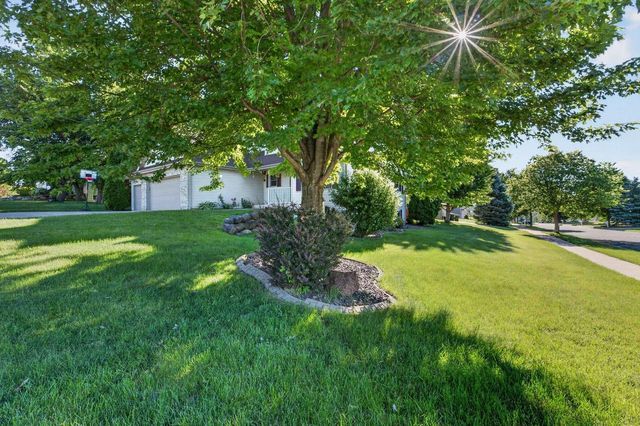 211 N Heatherstone Drive, Sun Prairie, WI 53590