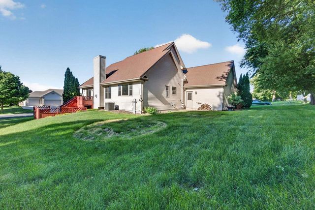 211 N Heatherstone Drive, Sun Prairie, WI 53590