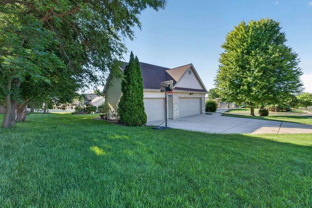 211 N Heatherstone Drive, Sun Prairie, WI 53590