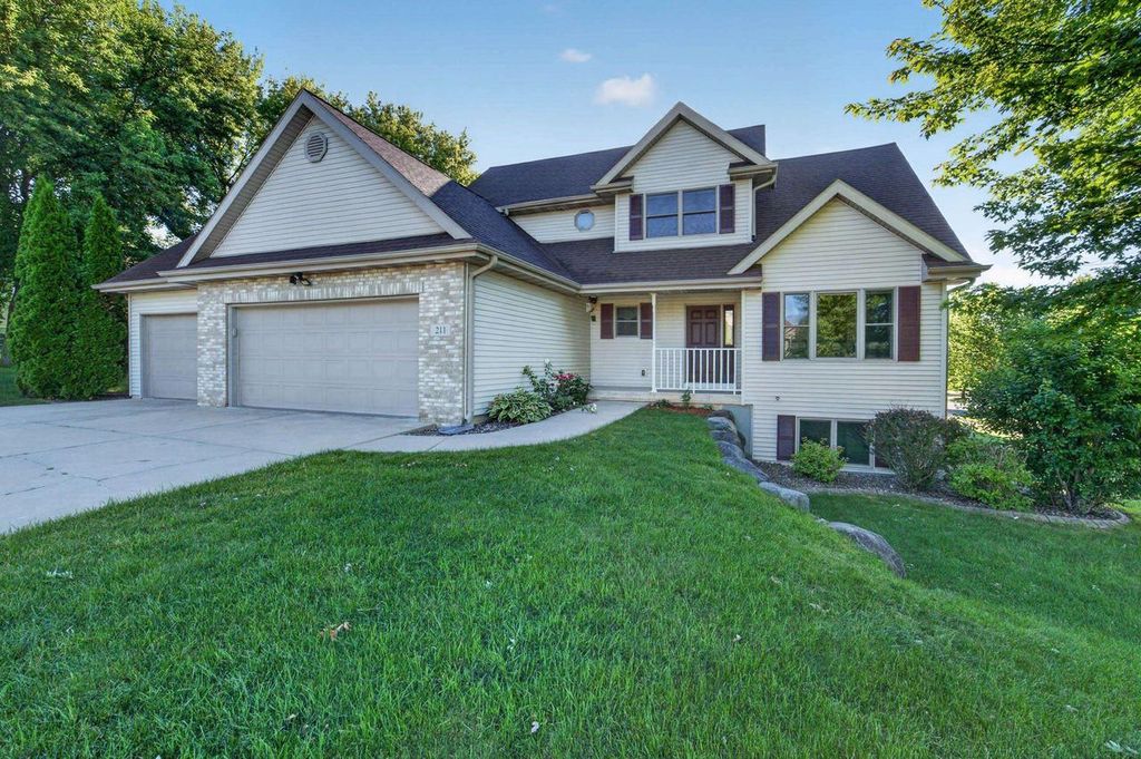 211 N Heatherstone Drive, Sun Prairie, WI 53590