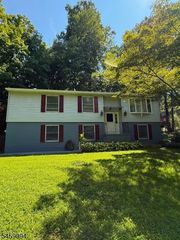 52 Scenic Dr, Vernon Twp., NJ 07419