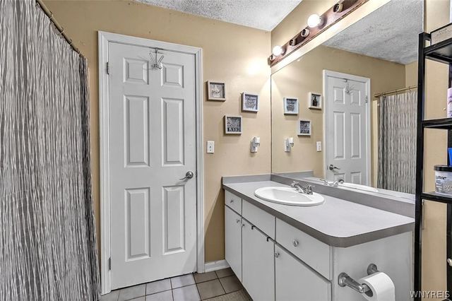 208 Crabapple Lane, Cheektowaga, NY 14227