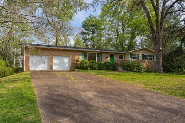 1006 Crown Point Road E, Signal Mountain, TN 37377
