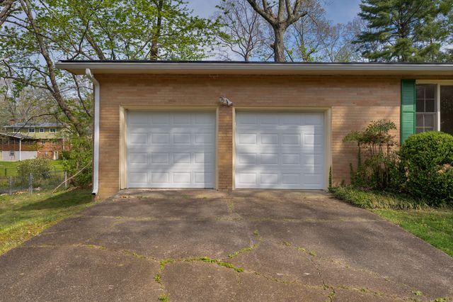 1006 Crown Point Road E, Signal Mountain, TN 37377