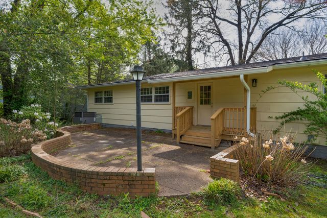 1006 Crown Point Road E, Signal Mountain, TN 37377