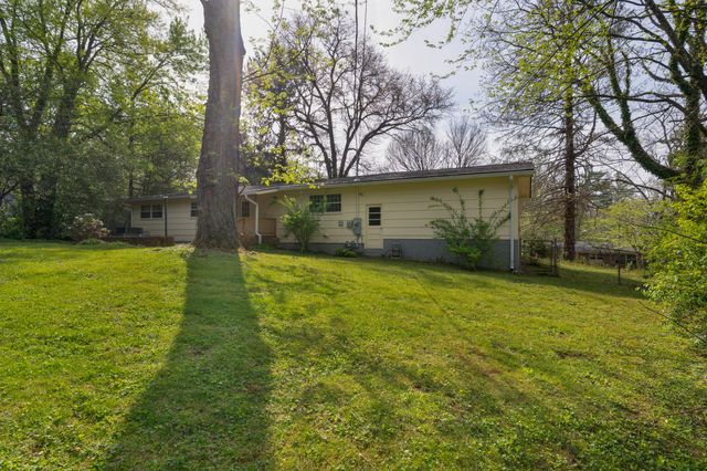 1006 Crown Point Road E, Signal Mountain, TN 37377